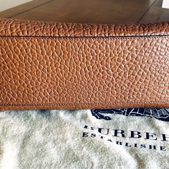 Burberry Cross Body. - Picture 8 of 10